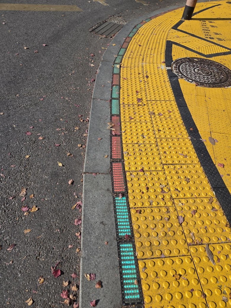 경기도 감사위, 바닥형 보행신호등 특...